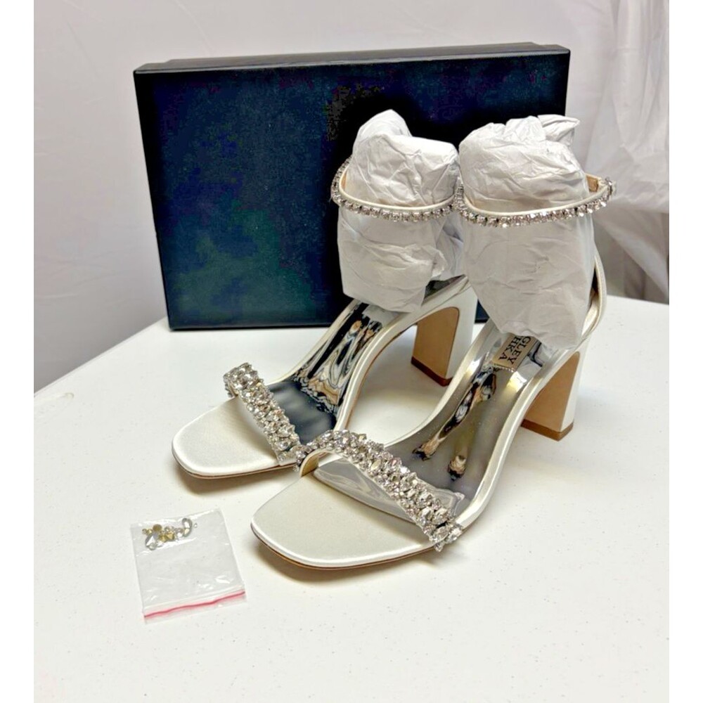 Badgley Mischka Women's Harriet White Rhinestone Wedding Block Heel Size 8.5 NIB